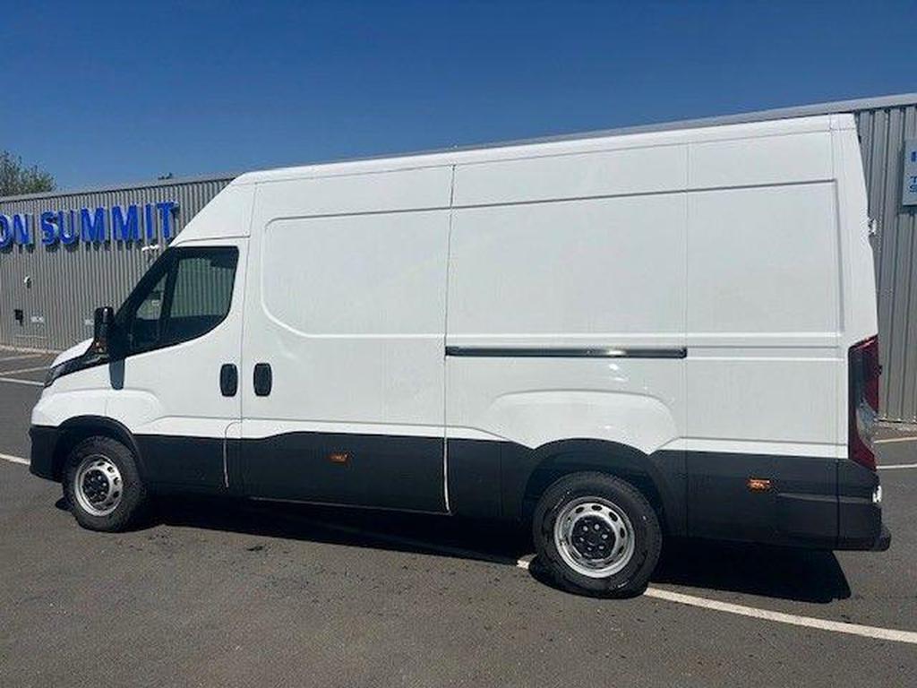 Iveco Daily 2.3D HPI 14V Business 35S 3520L MWB High Roof Euro 6 (s/s) 5dr Gallery Image 8