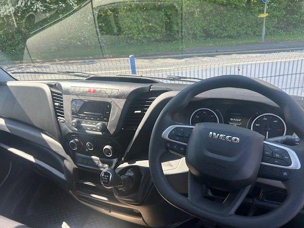 Iveco Daily 2.3D HPI 14V Business 35S 3520L MWB High Roof Euro 6 (s/s) 5dr Gallery Image 2