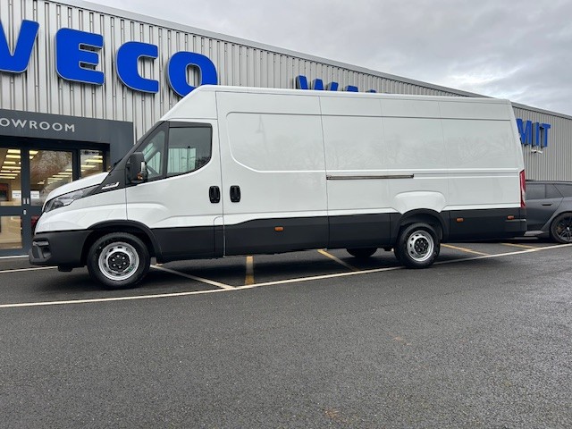 Brand New Iveco Daily 2.3D HPI 14V 35S 4100 Manual LWB H2 Gallery Image 8
