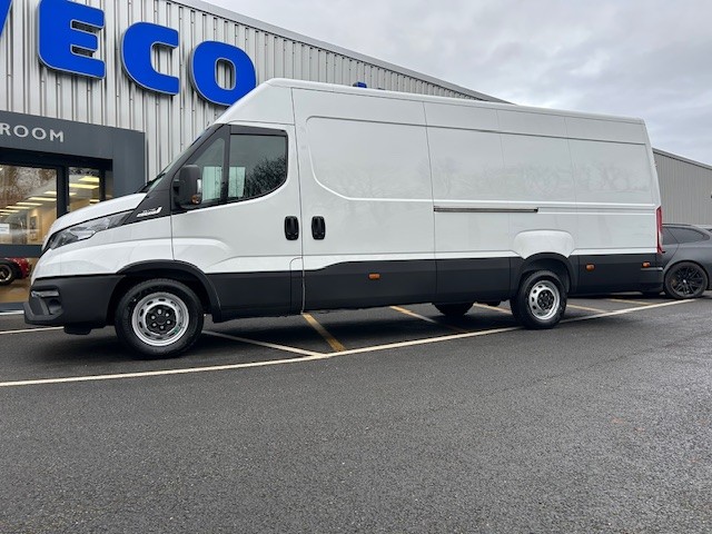 Brand New Iveco Daily 2.3D HPI 14V 35S 4100 Manual LWB H2 Gallery Image 10