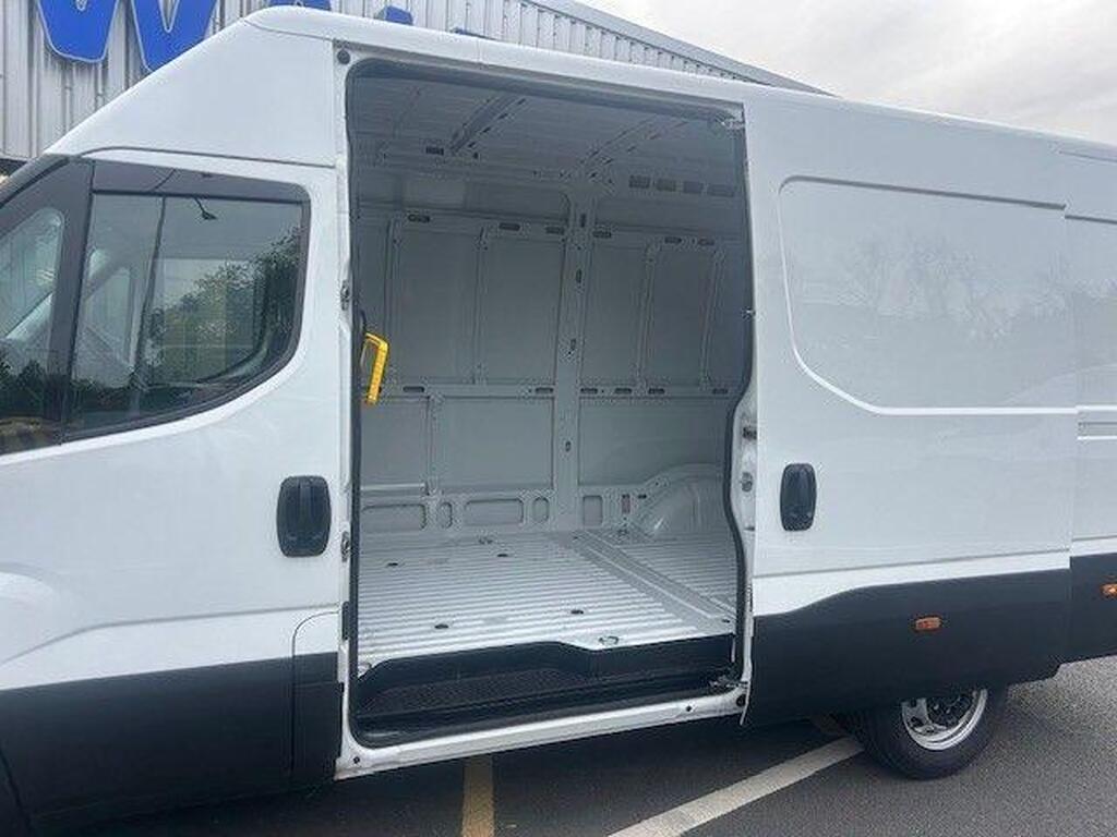 Brand New Iveco Daily 2.3D HPI 14V Business 35S 3520L HiMatic MWB High Roof Euro 6 (s/s) 5dr Gallery Image 7