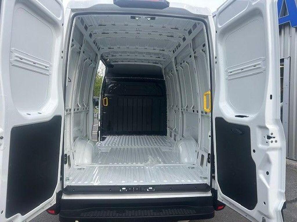 Brand New Iveco Daily 2.3D HPI 14V Business 35S 3520L HiMatic MWB High Roof Euro 6 (s/s) 5dr Gallery Image 8