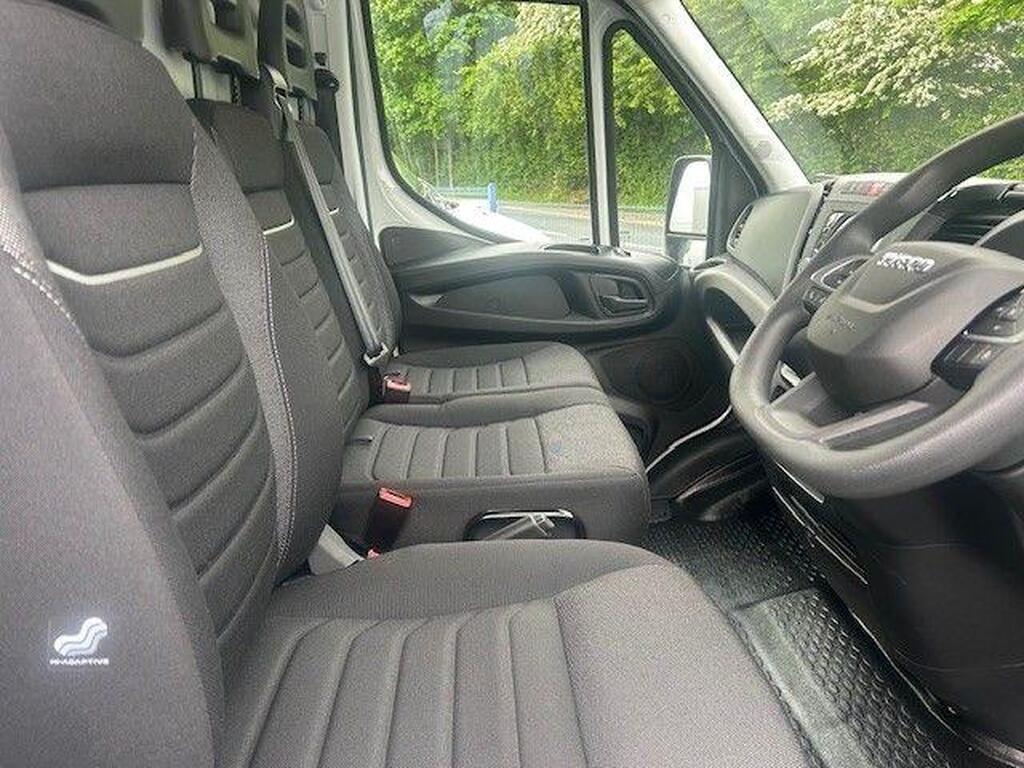 Brand New Iveco Daily 2.3D HPI 14V Business 35S 3520L HiMatic MWB High Roof Euro 6 (s/s) 5dr Gallery Image 4
